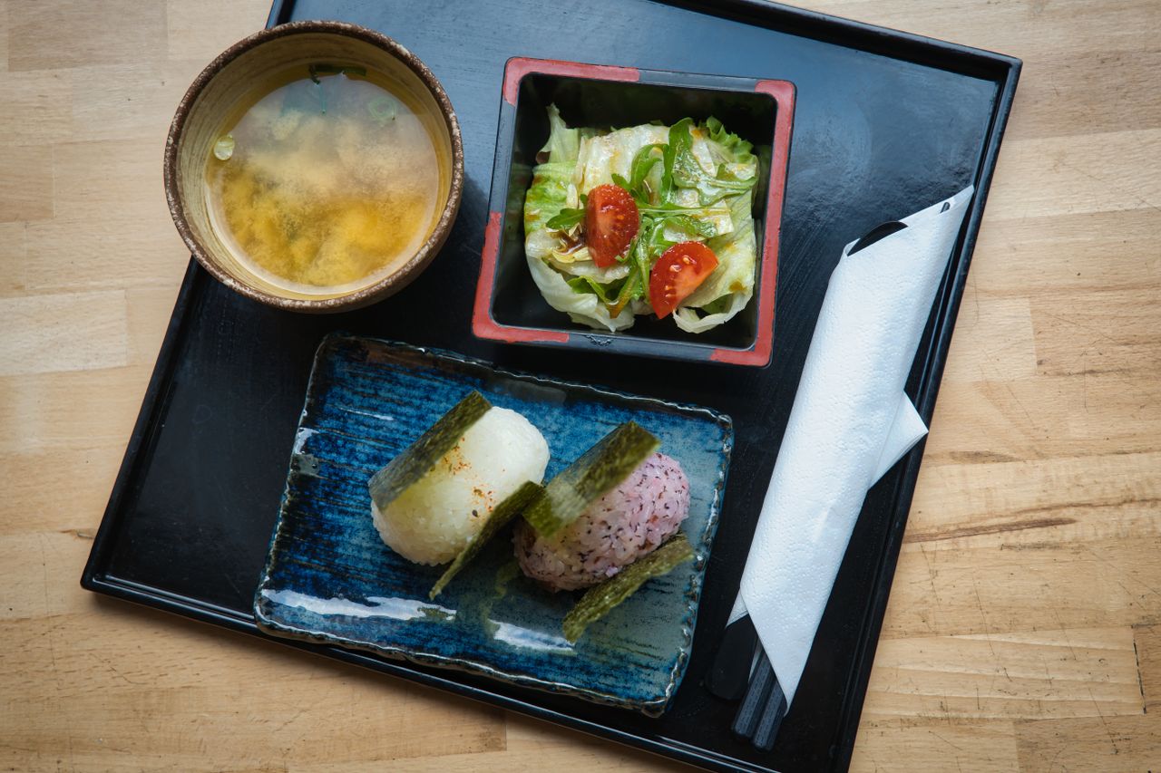 おにぎりとお味噌汁の食卓/部活の補食のイメージ