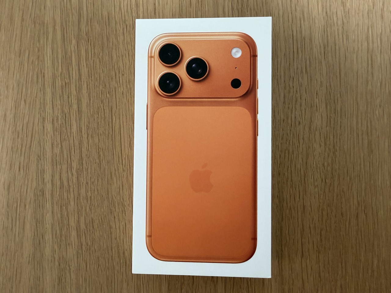 iPhone 17 Pro コズミックオレンジの箱