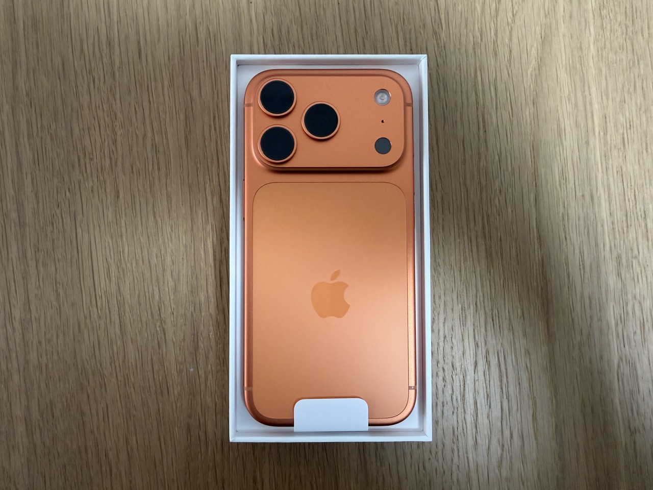 開封したiPhone 17 Pro コズミックオレンジ本体