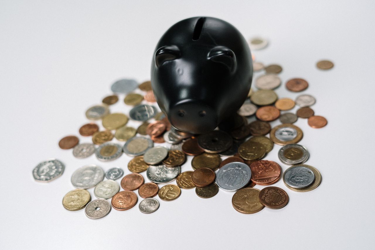 コインと黒い貯金箱／子どものお小遣いのイメージ