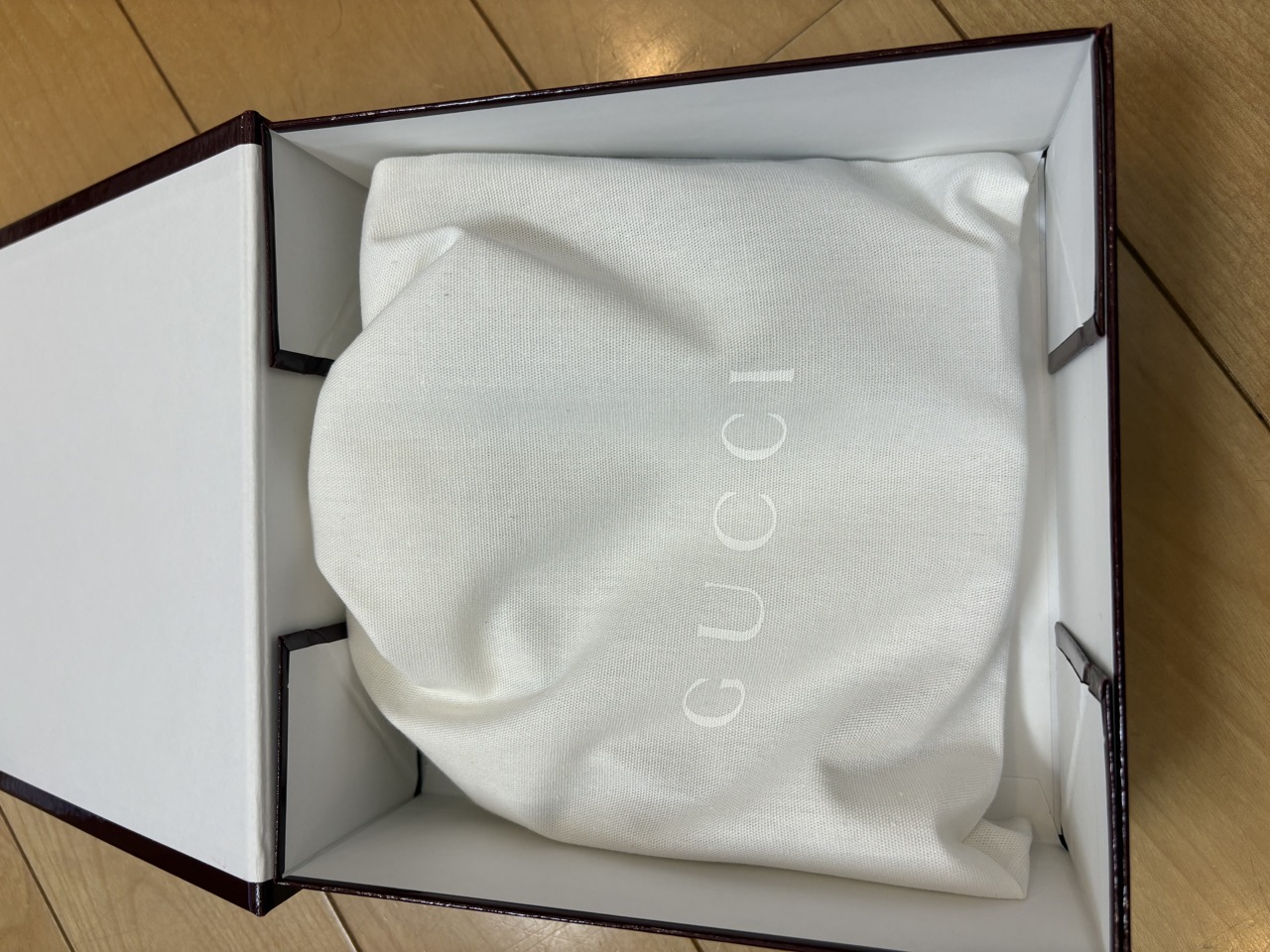 箱の中のGUCCIの白い保存袋