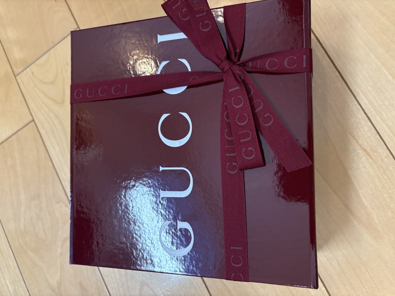 GUCCIのリボンがかかったボルドーのギフトボックス