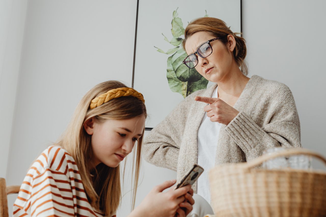 スマホを見る子どもに小言を言うママのイメージ