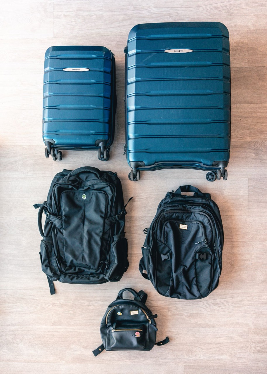 家族旅行の荷造りをしたスーツケースとリュック／中高生の家族旅行のイメージ