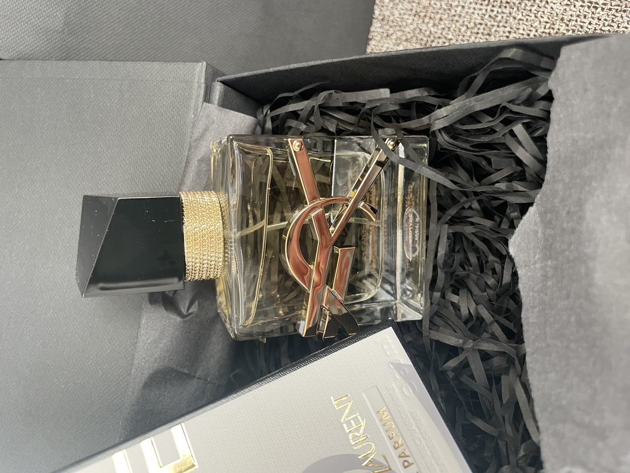YSLロゴが輝くリブレ オーデパルファムのボトル