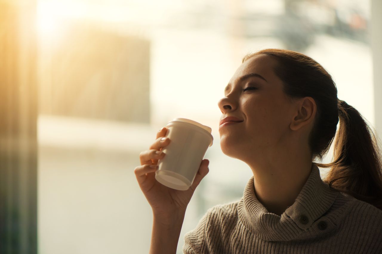 お茶を飲んでほっと一息つく女性／自分の時間を大切にするイメージ