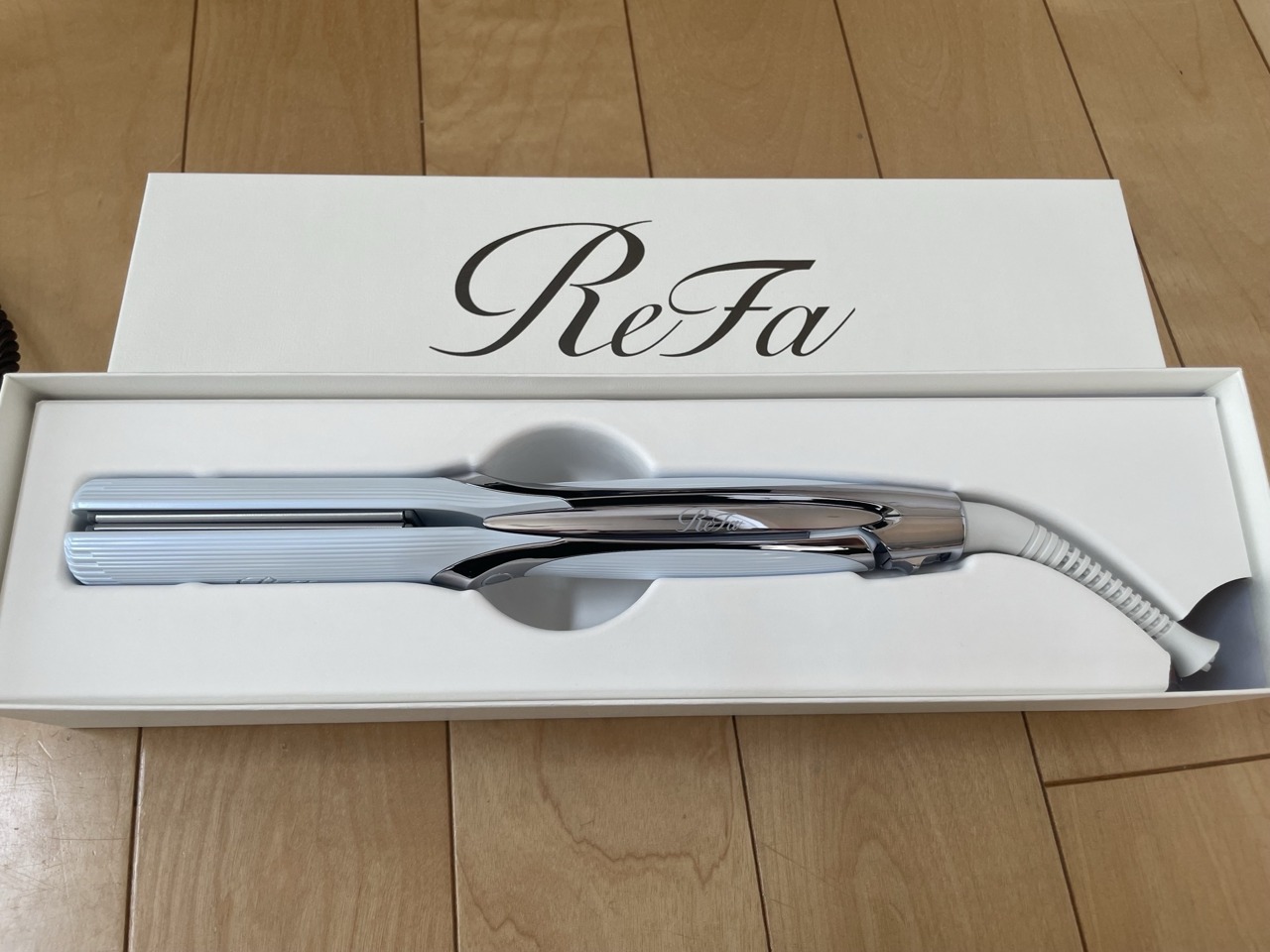箱に収まったReFa STRAIGHT IRON PROの本体
