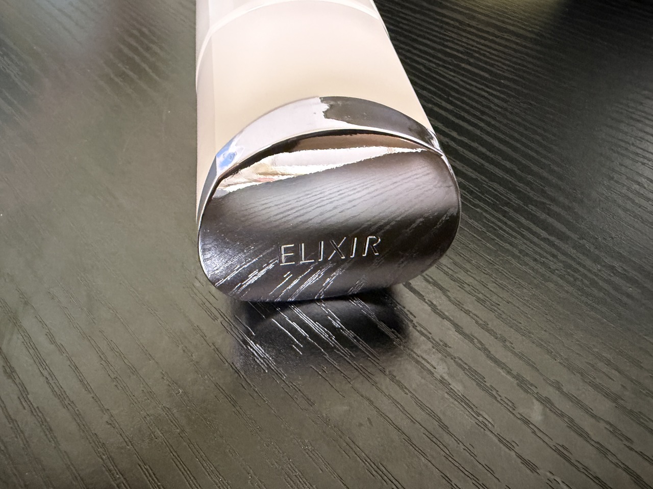 ELIXIRの刻印が入ったキャップ