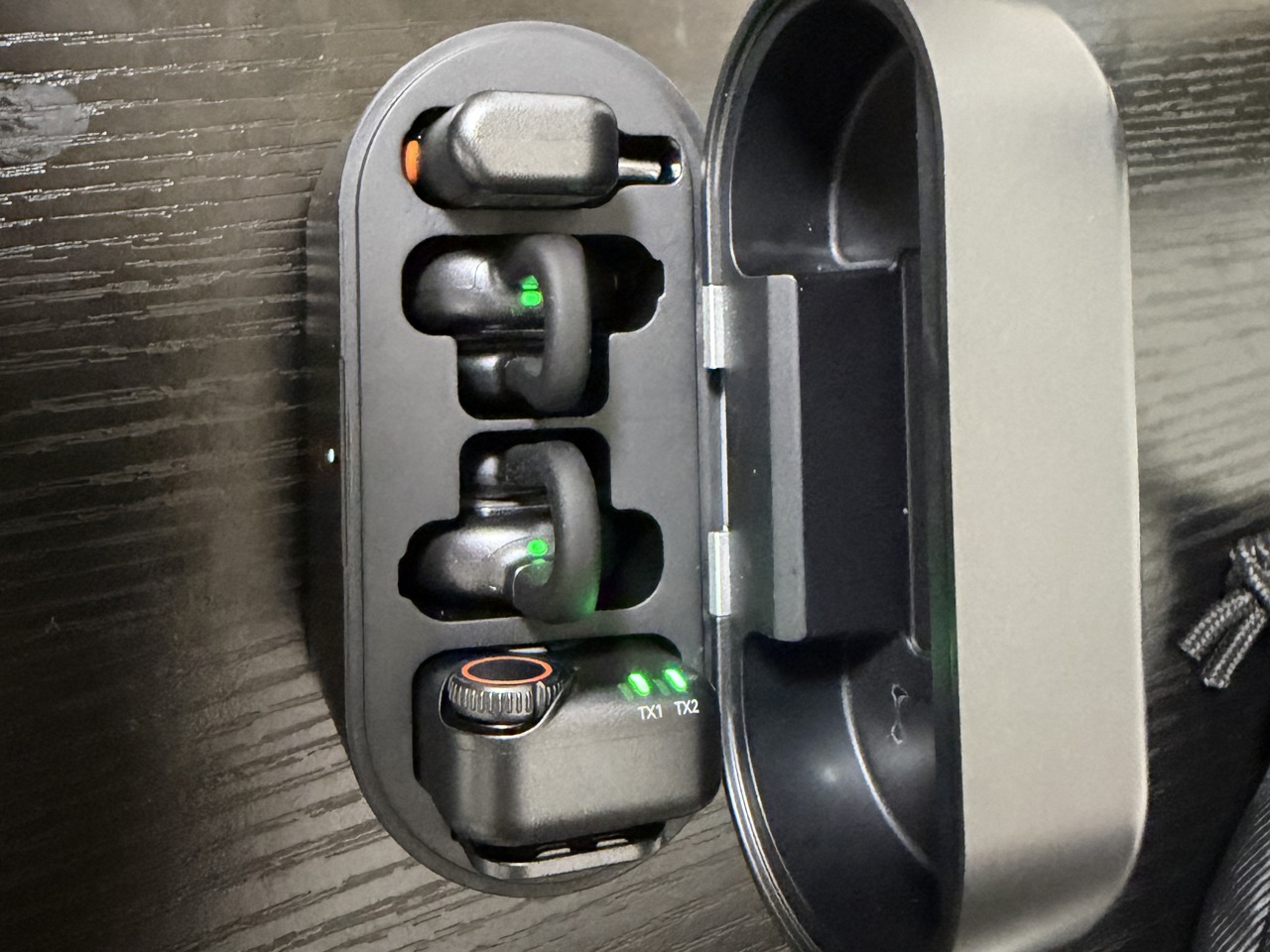 充電ケースを開けたところ。送信機2つと受信機2つが収まっている