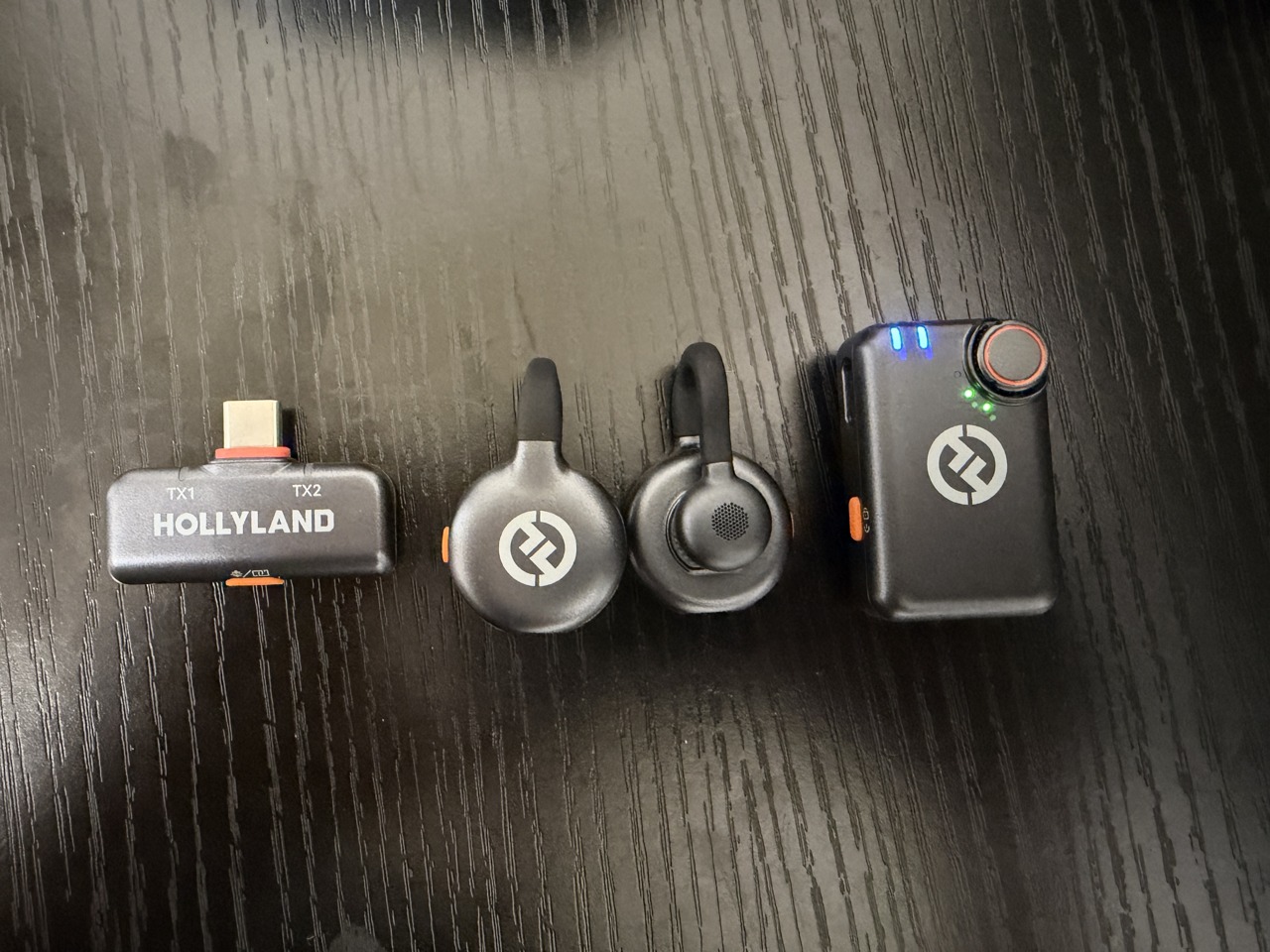 左からUSB-C受信機、送信機2つ、カメラ用受信機