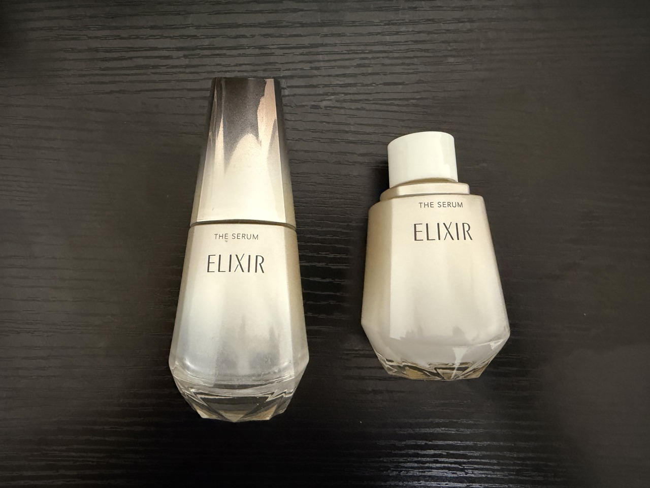 使い切ったエリクシール ザ セラムの本体と、新しいつけかえ用容器
